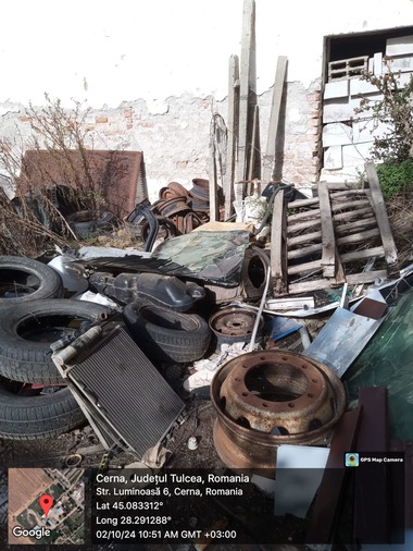 Firmă din Tulcea care aduna maşini scoase din uz şi le dezmembra, amendată pentru că nu deţinea autorizaţie de Mediu / Pe amplasament au fost descoperite cenuşă şi deşeuri parţial incendiate - FOTO