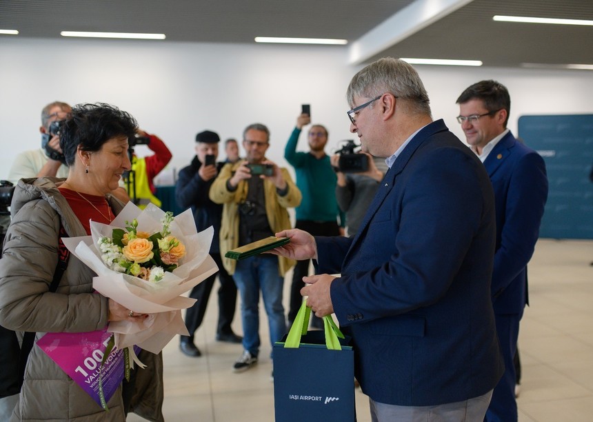 Aeroportul Iaşi a atins pragul de două milioane de călători în acest an. Pasagerul norocos este o femeie din Oneşti, care a zburat pentru prima dată cu avionul