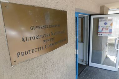 Amenzi de peste 500.000 de lei, date de ANPC după controale la peste 100 de furnizori de energie electrică din toată ţara/ Printre nereguli: nu erau emise facturile conform contractelor încheiate, nu erau informaţi consumatorii cu privire la preţul final