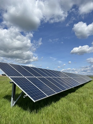 Investiţie de peste 29 de milioane de lei într-un parc fotovoltaic care să asigure consumul de energie pentru clădiri publice, spitale, unităţi de învăţământ şi iluminatul public în Ploieşti. Banii, asiguraţi prin Fondul pentru Modernizare