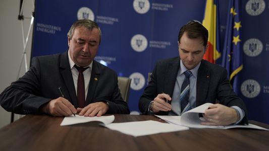 Ministerul Energiei, alte 55 de contracte semnate pentru parcuri solare pentru primării şi instituţii publice / Autorităţile vor asigura consumul de energie pentru şcoli, creşe, policlinici sau iluminat public