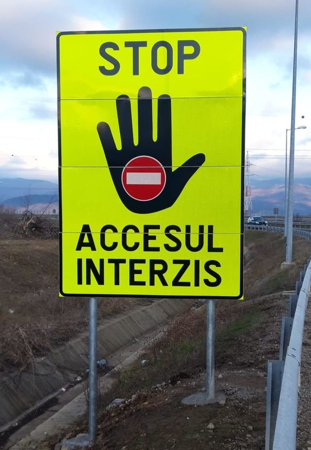 Indicatoare de informare, de mari dimensiuni, pe autostradă, între Nădlac şi Cunţa, pentru a preveni intrarea maşinilor pe contrasens – FOTO