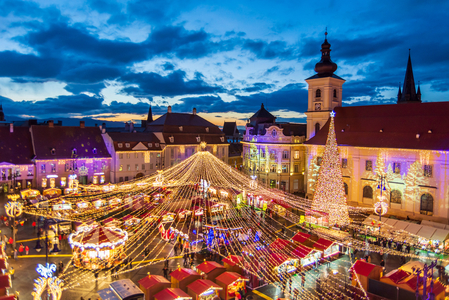 Travelminit.ro: 73% dintre români vor vizita un târg de Crăciun din România în perioada sărbătorilor de iarnă, printre preferate fiind Braşov, Oradea, Craiova, Sibiu. Aproape 44% dintre români vor aloca între 1.000 şi 3.000 de lei pentru vacanţa de iarnă