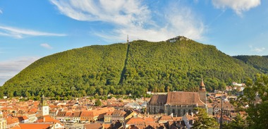 Patronatele din turism şi sindicatele spun că ordonanţa trenuleţ distruge turismul românesc. ”Tăierea voucherelor de vacanţă va îngheţa sau anula investiţiile în infrastructura turistică, veniturile din turism vor scădea cu 30-40%”