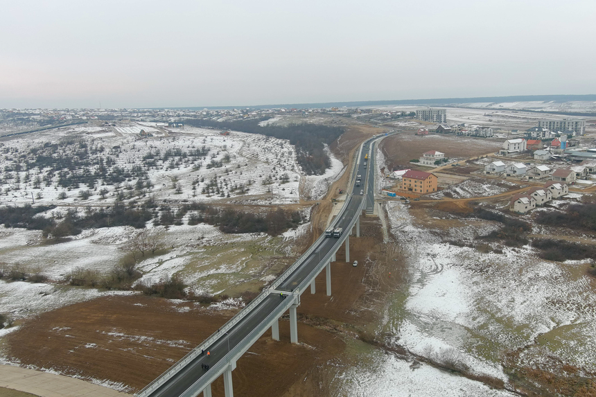 Imagini spectaculoase de la testele de rezistenţă la viaductul din Băile Felix de pe Inelul Metropolitan/ Patru camioane, fiecare de câte 38 de tone, staţionate sau în dinamică, de-a lungul viaductului FOTO