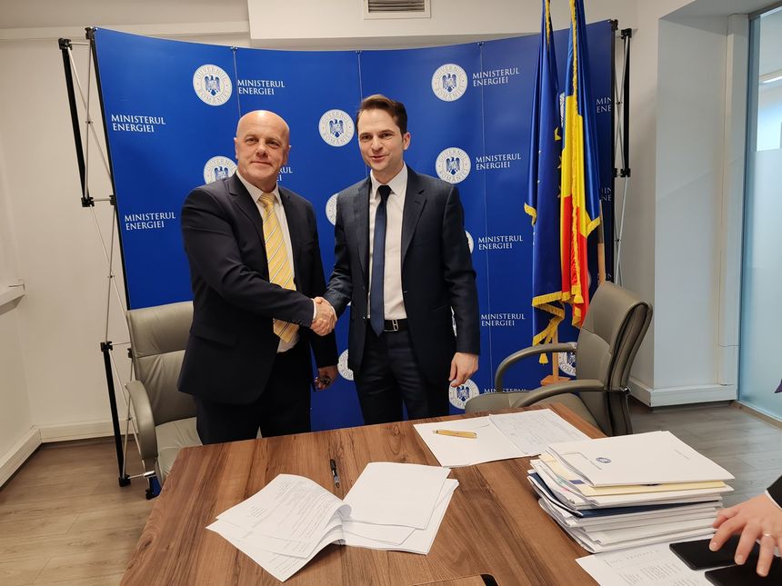 Sebastian Burduja a semnat noi contracte de finanţare cu  84 de entităţi publice, pentru dezvoltarea de noi capacităţi de producere a energiei electrice din surse regenerabile. Valoarea totală a proiectelor se ridică la 262 milioane de lei