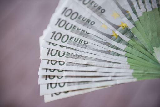 Agenţia pentru Finanţarea Investiţiilor Rurale anunţă că 226 milioane euro au fost transferate în conturile a 489.821 de fermieri, procesatori, antreprenori şi autorităţi locale
