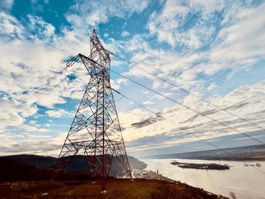 Transelectrica începe construirea Liniei Electrice Aeriene 400 kV Constanţa Nord – Medgidia Sud, un proiect pentru decongestionarea zonei Dobrogea. Investiţia este finanţată, în premieră, din Fondul pentru Modernizare