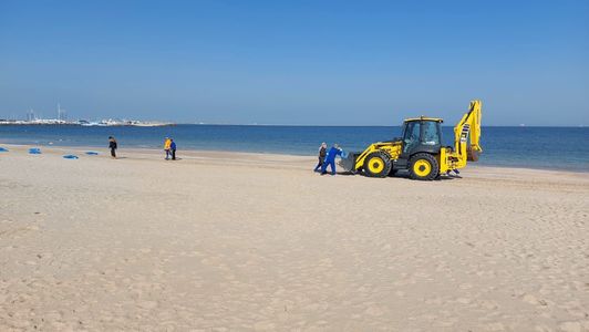 Poluare cu produse petroliere pe plaja din Eforie / Angajaţii Apelor Române au intervenit  - FOTO