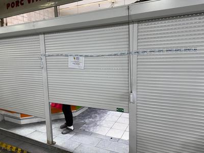 Control ANPC în Hala Obor Veche – S-au dat 45 de sancţiuni în valoare de peste 300.000 de lei / 13 operatori economici, închişi temporar / Unii au fugit pentru a scăpa de verificări / Ce au găsit comisarii