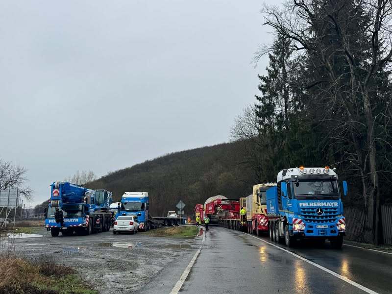 CNAIR: Al doilea transport agabaritic de mari dimensiuni a ajuns cu bine la Termocentrala Mintia / Au fost necesare tehnici speciale pentru trecerea peste poduri şi pasaje / Poliţă de asigurare în valoare de 58,36 milioane euro - FOTO / VIDEO