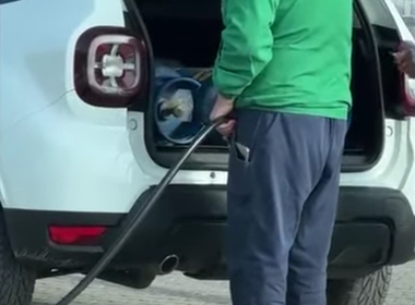 ANPC a închis trei staţii GPL, după ce a descoperit că buteliile pentru aragaz erau umplute direct din portbagajul autoturismelor / Au fost date amenzi de 90.000 de lei - VIDEO