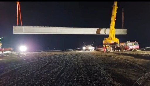 CNAIR anunţă că a început transportul primelor grinzi pentru viaductul de la Boiţa, de pe şantierul Secţiunii 2 a autostrăzii Sibiu-Piteşti. Pe şantierul acestei secţiuni vor fi executate 48 de poduri, pasaje şi viaducte - FOTO, VIDEO

