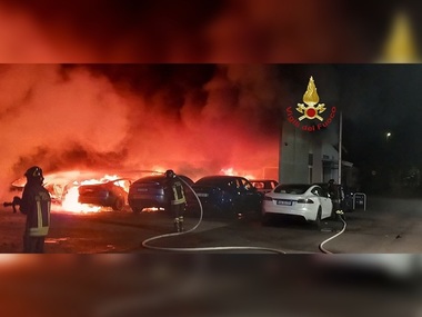Elon Musk spune că un incendiu de la reprezentanţa Tesla din Roma care a distrus 17 autoturisme este un act de terorism