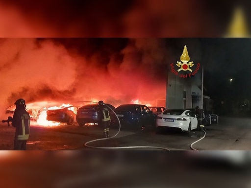 Elon Musk spune că un incendiu de la reprezentanţa Tesla din Roma care a distrus 17 autoturisme este un act de terorism