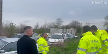 Călăraşi: Control al Gărzii de Mediu la firme care colectează şi tratează vehicule scoase din uz/ O persoană fizică, amendată pentru că derula astfel de activităţi fără autorizaţie de mediu/ 60 de tone de deşeuri depozitate direct pe pământ, confiscate

