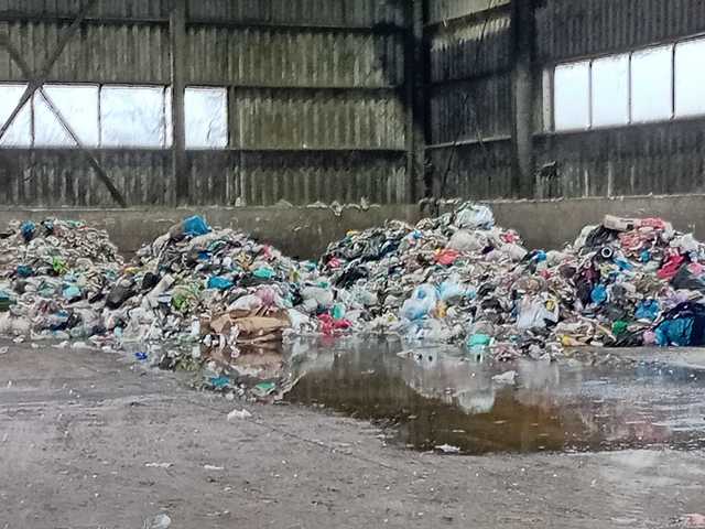 Operatorul staţiei de tratare a deşeurilor colectate din 35 de unităţi administrativ-teritoriale din judeţul Bihor, amendat cu 500.000 de lei de Garda de Mediu / A sistat activitatea fără a notifica autorităţile