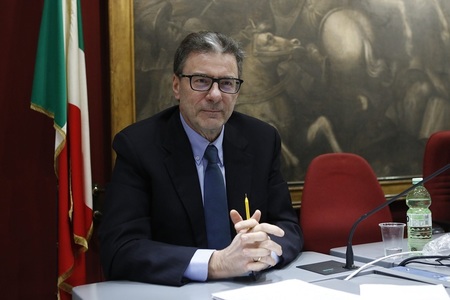 Ministrul italian al Economiei a avertizat în privinţa impunerii unor tarife de retorsiune Statelor Unite