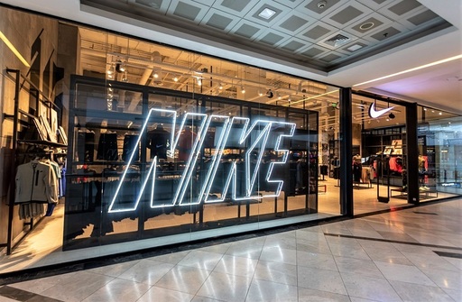 Grupurile comerciale avertizează că tarifele impuse de Trump vor face ca pantofii sport, blugii şi aproape tot ceea ce poartă americanii să coste mai mult