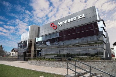 Producătorul de pavele Symmetrica, cifră de afaceri de 317 milioane lei, în creştere cu 22%: Reintroducerea impozitului pe construcţiile speciale şi eliminarea facilităţilor fiscale pentru angajaţii din domeniu pun presiune suplimentară asupra industriei