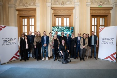 S-a lansat Fundaţia Dacia pentru România, finanţată de Automobile Dacia. Fundaţia anunţă un program de granturi cu un buget de 1 milion de euro pentru organizaţiile neguvernamentale