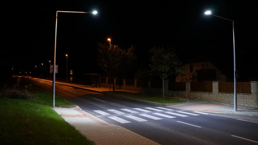 Consiliul Judeţean Bihor a lansat o licitaţie pentru amenajarea a 144 de treceri de pietoni cu ”sistem inteligent”. Valoarea estimată a lucrărilor este între 9,37 milioane lei şi 10,29 milioane lei, fără TVA