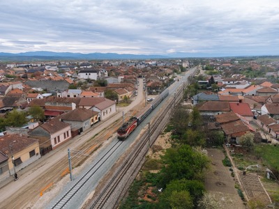 Primul kilometru de cale ferată modernizat a fost dat în circulaţie pe tronsonul Lugoj – Timişoara, fiind parte din magistrala CFR care se modernizează cu bani din PNRR - FOTO
