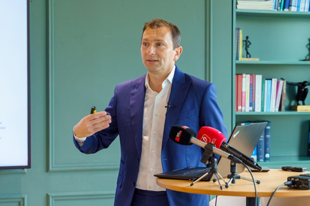 Indicele CONFIDEX pentru semestrul 1 2025, aproape identic cu cel din S2 2024: Managerii sunt pesimişti în privinţa economiei globale – 64% cred că va merge mai prost. 95% dintre manageri cer investiţii în economia naţională