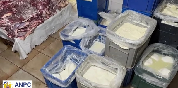 Control ANPC la o fermă, după sesizări privind mirosurile insuportabile şi mizeria / Carnea de miel şi brânza, păstrate în condiţii improprii / Dejecţiile şi resturile animale, deversate pe terenul din apropiere - VIDEO

