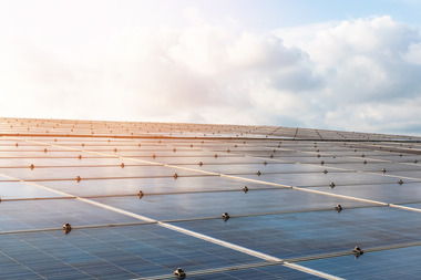 OMV Petrom şi CE Oltenia au semnat contractul pentru construcţia a patru parcuri fotovoltaice, cu o capacitate instalată totală de 550 MW. Investiţia depăşeşte 400 de milioane de euro