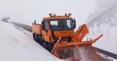 Drumarii lucrează la deszăpezirea DN 67C - Transalpina - cu autofreze de mare capacitate / Circulaţia rămâne închisă până la finalizarea operaţiunii şi punerea în siguranţă a drumului - VIDEO