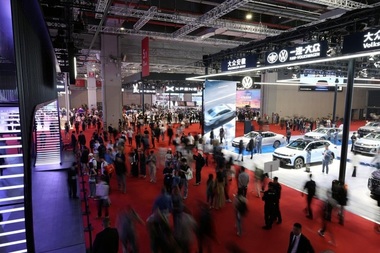 Războiul comercial şi siguranţa auto domină Salonul Auto de la Shanghai