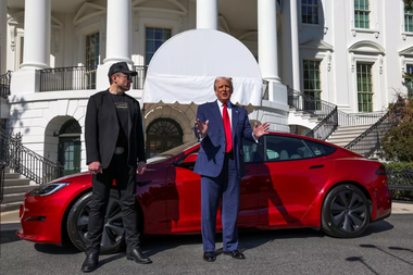 Investitorii Tesla sunt uşuraţi că Musk se va concentra din nou pe companie, dar îngrijoraţi de impactul politic asupra imaginii brandului