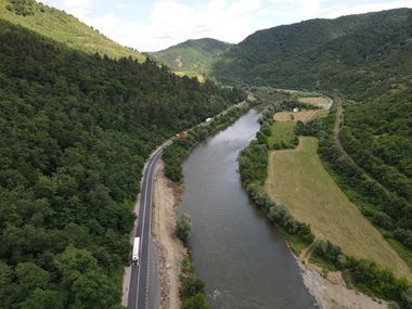 Restricţii de trafic pe Valea Oltului, luni şi marţi, în vederea pregătirii amplasamentului pentru construirea Autostrăzii Sibiu – Piteşti / Se opreşte traficul câte o oră, în mai multe intervale / Rute ocolitoare

