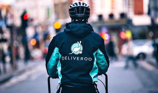 Compania britanică de livrare de mâncare Deliveroo a primit o ofertă de preluare de 2,7 miliarde de lire sterline din partea DoorDash