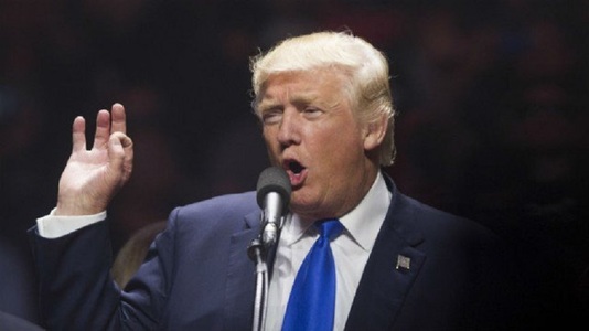 Donald Trump s-a plâns lui Jeff Bezos înainte ca Amazon să anunţe că renunţă la ideea de a afişa costul tarifelor lângă preţul final al produselor