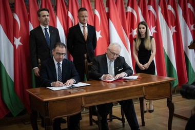 Grupul MOL şi Turkish Petroleum au făcut un parteneriat pentru a explora hidrocarburi în Ungaria