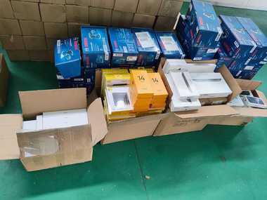 Inspectorii vamali de la Biroul Vamal de Frontieră Siret au depistat, în urma unui control, bunuri contrafăcute şi electronice nedeclarate, în valoare de 460.000 lei, la ieşirea din ţară
