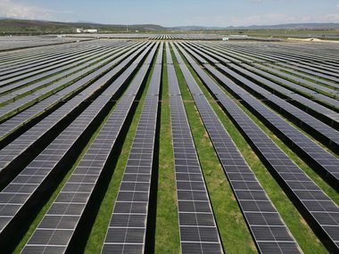 Aeroportul Iaşi urmăreşte independenţa energetică - Va cere finanţare de la Ministerul Transporturilor pentru realizarea celui de-al doilea parc fotovoltaic, investiţia fiind de trei milioane de euro / Primul parc a fost inaugurat în urmă cu doi ani