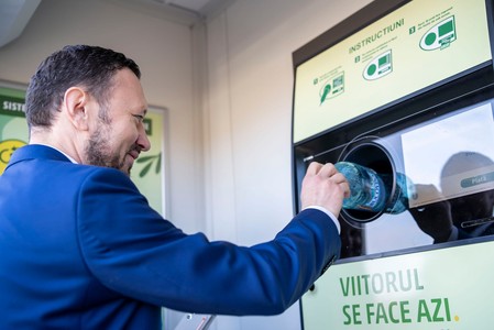 Fechet: Ambalaj cu ambalaj returnat, am făcut împreună România mai curată şi în aprilie / 354,7 milioane PET-uri, sticle şi doze de aluminiu colectate şi 20.852 tone ambalaje trimise în fabricile de reciclare / Reţeaua punctelor de colectare, extinsă

