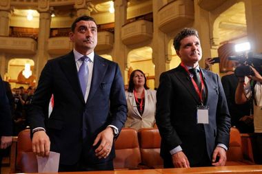Ce vor face pentru consolidarea industriei naţionale de apărare Nicuşor Dan şi George Simion - Simion: Toate fondurile europene care trebuie accesate vor fi accesate / Nicuşor Dan: Politica de înzestrare a neglijat capacităţile de producţie din ţară