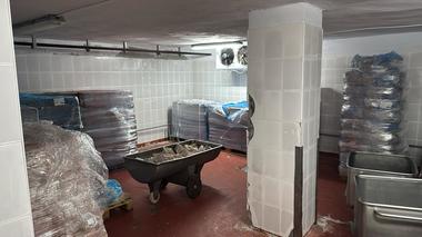Control ANPC la un producător de conserve de carne din judeţul Ilfov, în urma unei reclamaţii – Zonele de lucru erau murdare, iar aparatura uzată / Praful de pe agregate se răspândea în întreaga încăpere / A fost dispusă oprirea activităţii