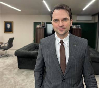 Sebastian Burduja anunţă că e primul român care primeşte Harvard Kennedy School Emerging Global Leader Award. Premiul recunoaşte anual un absolvent sub 40 de ani al Harvard Kennedy School of Government, pentru merite deosebite în serviciul public