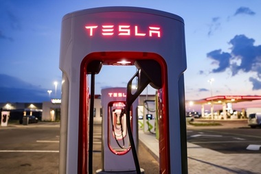 Japonia analizează subvenţii pentru staţiile de încărcare Tesla, în cadrul discuţiilor tarifare cu SUA