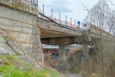 Primăria Braşov anunţă că demolează un pod preluat anul acesta de la CNAIR şi care nu îndeplineşte condiţiile minime de siguranţă a traficului - FOTO
