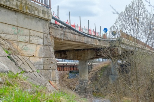 Primăria Braşov anunţă că demolează un pod preluat anul acesta de la CNAIR şi care nu îndeplineşte condiţiile minime de siguranţă a traficului - FOTO
