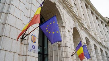 Ministerul Finanţelor a atras peste 620 milioane lei şi 112 milioane euro prin şase emisiuni de titluri de stat pentru populaţie Fidelis, în cadrul celei de-a patra oferte publice derulată în acest an pe piaţa de capital. Titlurile de stat Fidelis emise în mai au debutat joi la tranzacţionare la Bursă