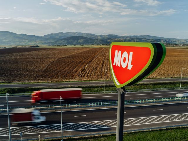 Grupurile MVM şi MOL semnează un acord de comerţ cu petrol, prin care vor transporta ţiţei din regiunea Mării Caspice până la terminalul Ceyhan din Turcia prin conducta Baku-Tbilisi-Ceyhan