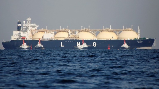 Egiptul negociază achiziţia a 40–60 de transporturi de GNL, în contextul unei crize energetice agravate