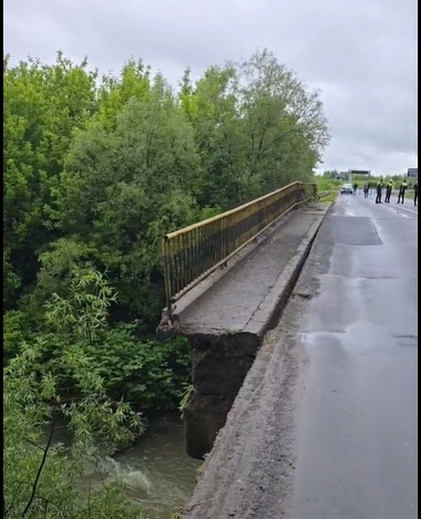 Restricţii de trafic pe centura municipiului Baia Mare, după ce un pod construit peste râul Săsar s-a surpat - FOTO, VIDEO